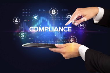 CommpLICE yazıtları ve iş fırsatı kavramına sahip bir dokunmatik ekran yakın plan