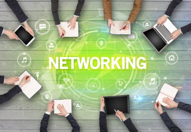 NETworking Insciption, sosyal ağ konsepti ile toplantı yapan bir grup insan