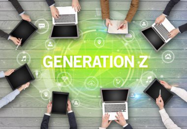 GENERATION Z insciption, sosyal ağ konsepti ile toplantı yapan bir grup insan