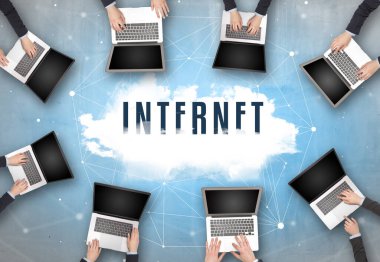 İnternet içgüdü, web güvenlik konsepti ile toplantı yapan bir grup insan