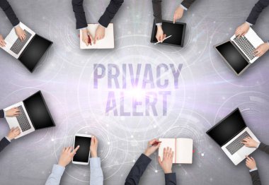 Bir dizüstü bilgisayarın önünde özel ALERT eğitimli bir grup insan, web güvenlik kavramı