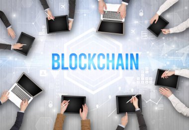 BLOCKCHAIN yazıtları, modern teknoloji kavramı olan bir ofiste çalışan meşgul insanlar grubu
