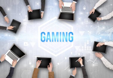 Bir Ofiste Çalışan Meşgul İnsanlar Grubu GAMING yazıtları, modern teknoloji konsepti