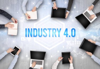 INDUSTRY 4.0 yazıtlı, modern teknoloji kavramına sahip bir ofiste çalışan meşgul insanlar grubu