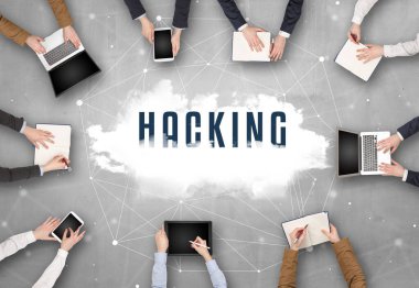 Bir grup insan Hackking içgüdü, web güvenlik konseptiyle toplantı yapıyor.