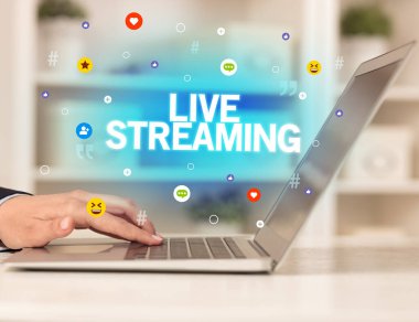 LIVE STREAMING yazıt, Sosyal medya kavramına sahip dizüstü bilgisayar kullanan serbest çalışan kadın