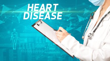 Doktor panoya kalp hastalığı yazısını, tıbbi tanı konseptini içeren notlar yazar.