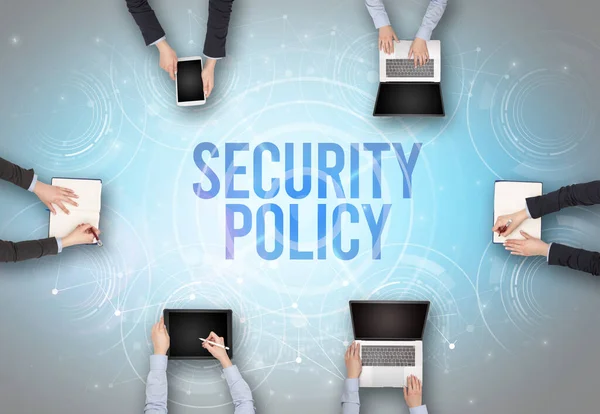 Gruppe Von Menschen Vor Einem Laptop Mit Security Policy Inciption — Stockfoto