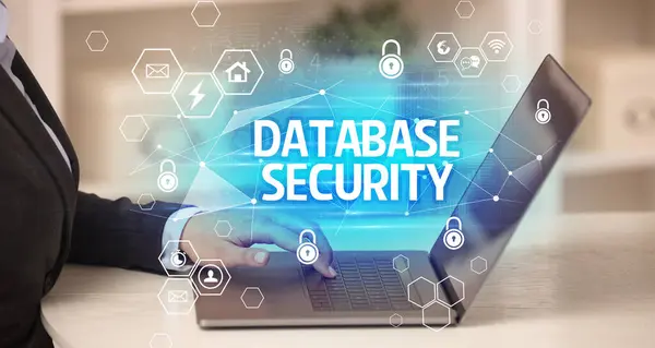 データベースノートパソコン インターネットセキュリティとデータ保護の概念 ブロックチェーンとサイバーセキュリティに関するセキュリティの碑文 — ストック写真