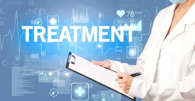 Genç doktor tedavi yazısıyla notlar yazıyor. Sağlık sigortası kavramı.