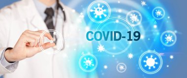 Doktor COVID-19 yazıtlı ilaç veriyor. Coronavirüs konsepti.