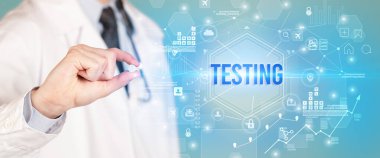 Doktor TESTING yazıtlı bir hap veriyor, yeni teknoloji çözüm konsepti