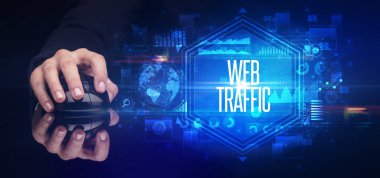 Web TRAFFIC yazıtları ve siber güvenlik konseptiyle el ele tutuşmak