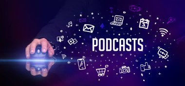 PODCASTS yazıtları ve sosyal medya konseptiyle el ele tutuşmak