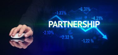 Erkek eli kablosuz çevre ile PARTNERGeIP yazıt, modern iş konsepti