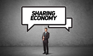 Genç iş adamı, günlük bekleme yolu tabelasında 