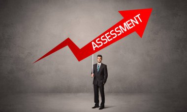 Genç iş adamı, günlük bekleme yolu tabelasında ASSESSMENT yazıtı, iş yönü konsepti