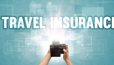 TRAVEL INSURANCE yazıtları ve seyahat konsepti olan bir dijital kameranın yakın çekimi