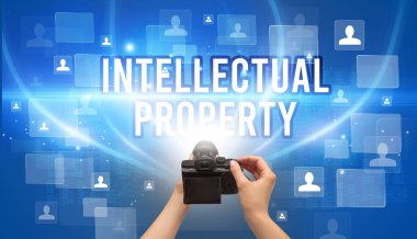 INTELLECTUAL Mülkiyet Yazıtı, video izleme konsepti ile el kamerasının yakın çekimi