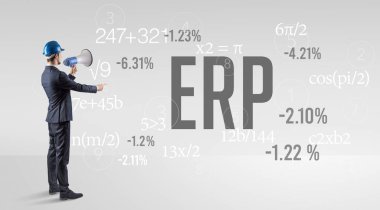 ERP kısaltması ile sabit şapkalı teknoloji mühendisi.