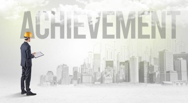 Sert şapkalı genç işadamı ve ACHIEvemENT yazıtları, yeni iş fırsatı kavramı