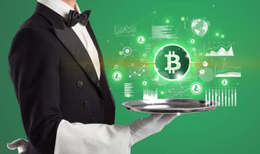 Genç garson tablada bitcoin ikonları servis ediyor, para değişimi konsepti