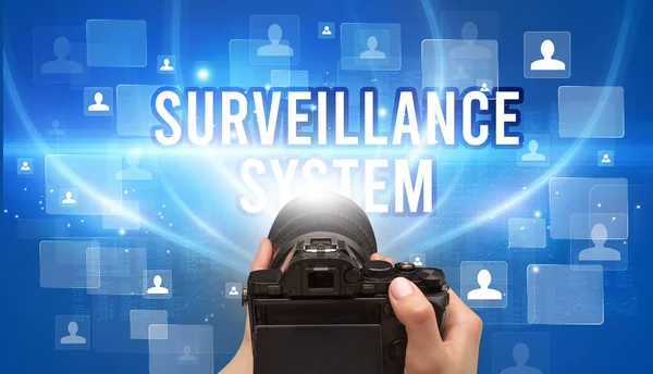 Nahaufnahme Einer Handkamera Mit Aufschrift Surveillance System Videoüberwachungskonzept — Stockfoto