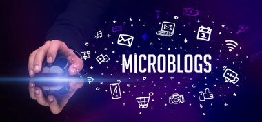 MICROBLOGS yazıtları ve sosyal medya konseptiyle el ele tutuşmak