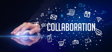 COLLABORATION yazıtları ve sosyal medya konseptiyle el ele tutuşmalar
