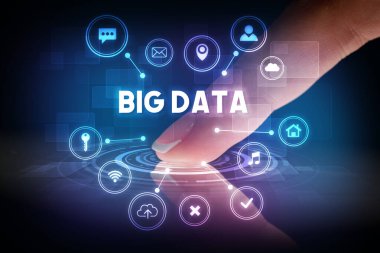 Web teknolojisi simgeleri ve Büyük Veri yazıtları ile tablete dokunmak, web teknolojisi kavramı