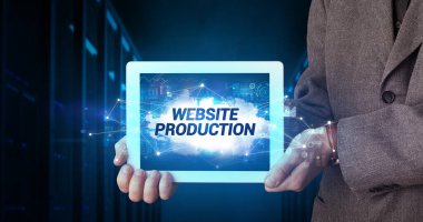 Tablet üzerinde çalışan genç iş adamı ve yazıyı gösteriyor: weBSITE Prodüksiyon