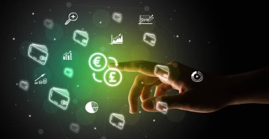 İş adamı parmağı ekranda elle çizilmiş değiş tokuş simgeleriyle multimedya arayüzüne dokunuyor