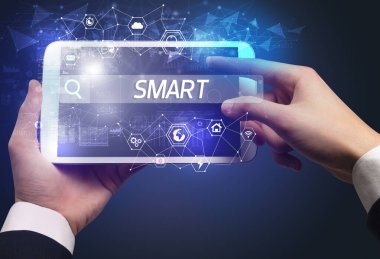 SMART yazıtları ve yüksek teknolojili bilgisayar konseptini araştıran bir tabletin yakın plan görüntüsü