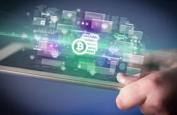Primer Plano Una Mano Usando Tableta Con Iconos Ahorro Bitcoin — Foto de Stock