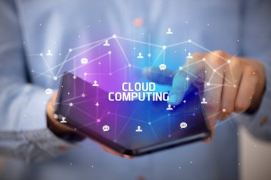 İş adamı CLOUD 'lu katlanabilir bir akıllı telefon tutuyor. Yazı, yeni teknoloji konsepti.