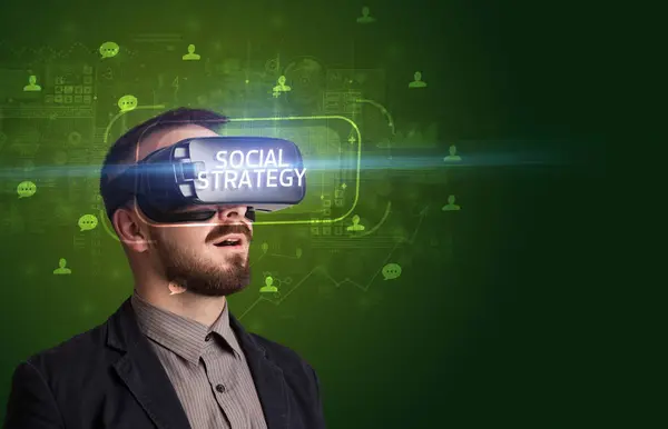 Podnikatel Prohlíží Brýle Virtual Reality Nápisem Social Strategy Koncepcí Sociálních — Stock fotografie