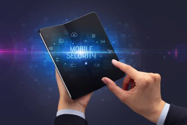 MOBILE GÜVENLİK yazıtlı, siber güvenlik kavramlı katlanabilir bir akıllı telefon tutan iş adamı