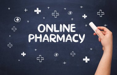 El çizimi ONLINE PHARMACY yazı tahtaya beyaz tebeşir, tıbbi konsept