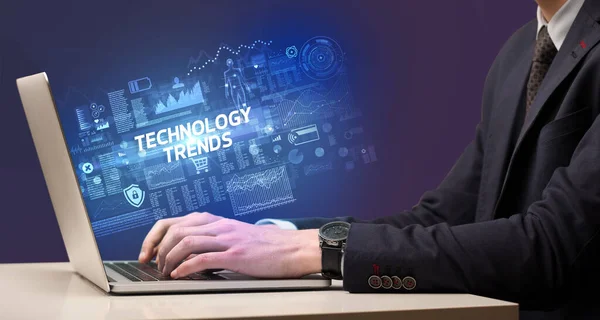 Бизнесмен Работающий Ноутбуке Надписью Technology Trends Концепция Кибертехнологий — стоковое фото