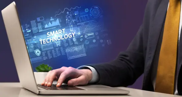 Empresario Trabajando Laptop Con Inscripción Smart Technology Concepto Cibertecnología — Foto de Stock