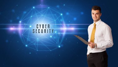 CYBER GÜVENLİK yazıtları ile güvenlik çözümleri üzerinde düşünen bir işadamı