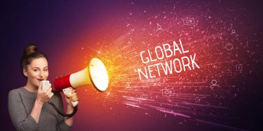 Genç bir kadın GLOBAL NETworK yazısıyla hoparlöre bağırıyor, sosyal ağ konsepti