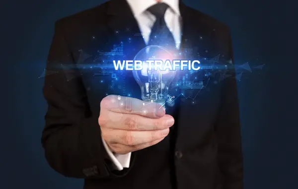 Biznesmen Trzymający Żarówkę Napisem Web Traffic Innowacyjna Koncepcja Technologii — Zdjęcie stockowe