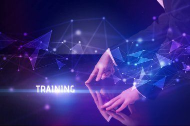 İş adamı büyük ekrana eğitim yazısıyla dokunuyor, modern teknoloji iş konsepti