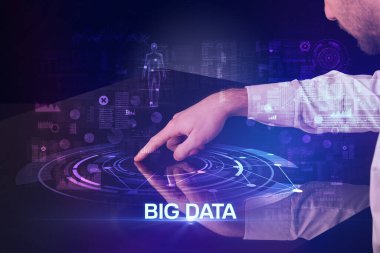 İş adamı, büyük veri tabanı ve modern teknoloji konseptiyle büyük ekrana dokunuyor.