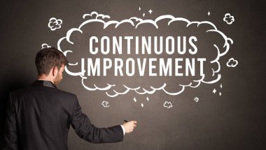 İş adamı içinde KONTINUOUS İMPROVEMENT yazıtları olan bir bulut çiziyor, modern iş konsepti