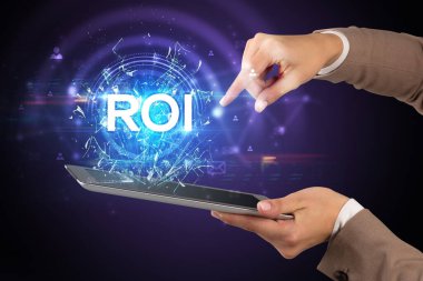 ROI kısaltması olan bir dokunmatik ekran, modern teknoloji kavramı