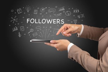 FOLLOWERS yazıtları ve sosyal medya konseptiyle dokunmatik ekranın yakın plan görüntüsü