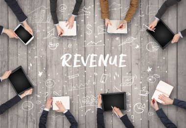 REVENUE yazıtları ve ortak çalışma konseptiyle birlikte çalışan bir grup iş adamı