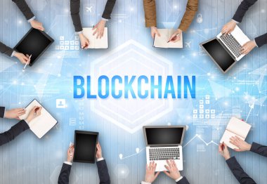 BLOCKCHAIN yazıtları, modern teknoloji kavramı olan bir ofiste çalışan meşgul insanlar grubu